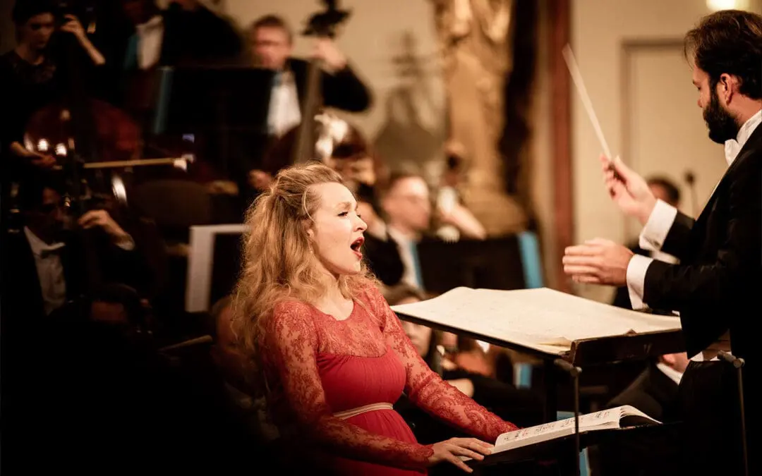 Blick auf die Bühne während der Aufführung der Gurre Lieder. Voll besetztes Podium und Orgelbalkon mit Orchester und Chor