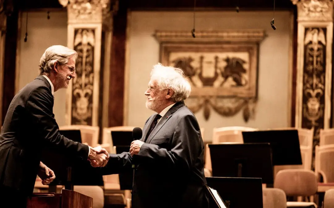 Intendant Dr. Stephan Pauly bedankt sich bei Nobelpreisträger Anton Zeilinger nach dem Gespräch auf der Bühne im Großen Saal