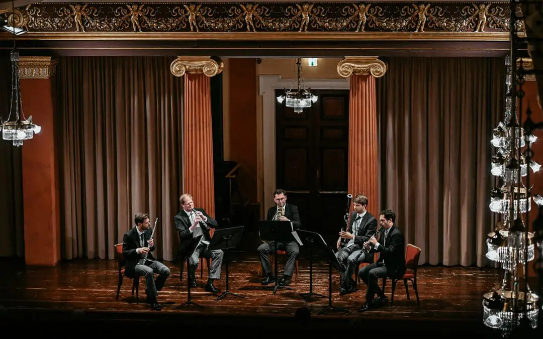 Ensemble der Wiener Philharmoniker, Musiker mit unterschiedlichen Blasinstrumenten auf der Bühne
