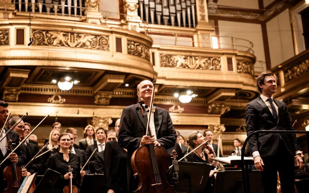 RSO, Cellist Truls Mørk und Dirigent Maxime Pascale verbeugen sich im Großen Saal, die große Orgel im Hintergrund