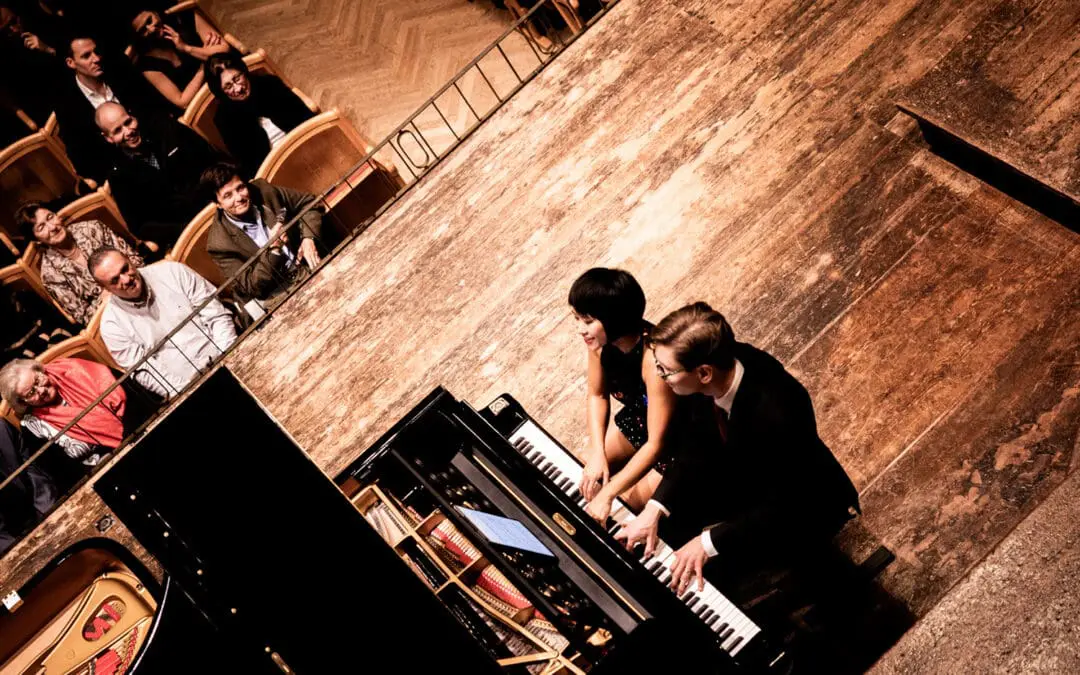 Yuja Wang und Vikingur Olafsson spielen gemeinsam am selben Klavier. Blick von oben auf die Bühne