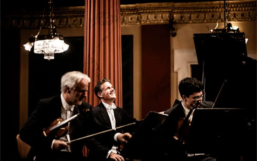 Philippe Jordan lachend auf der Bühne mit den Ensembles der Wiener Philharmoniker