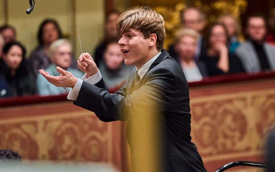 Portrait von Klaus Mäkelä beim Dirigieren der Wiener Philharmoniker