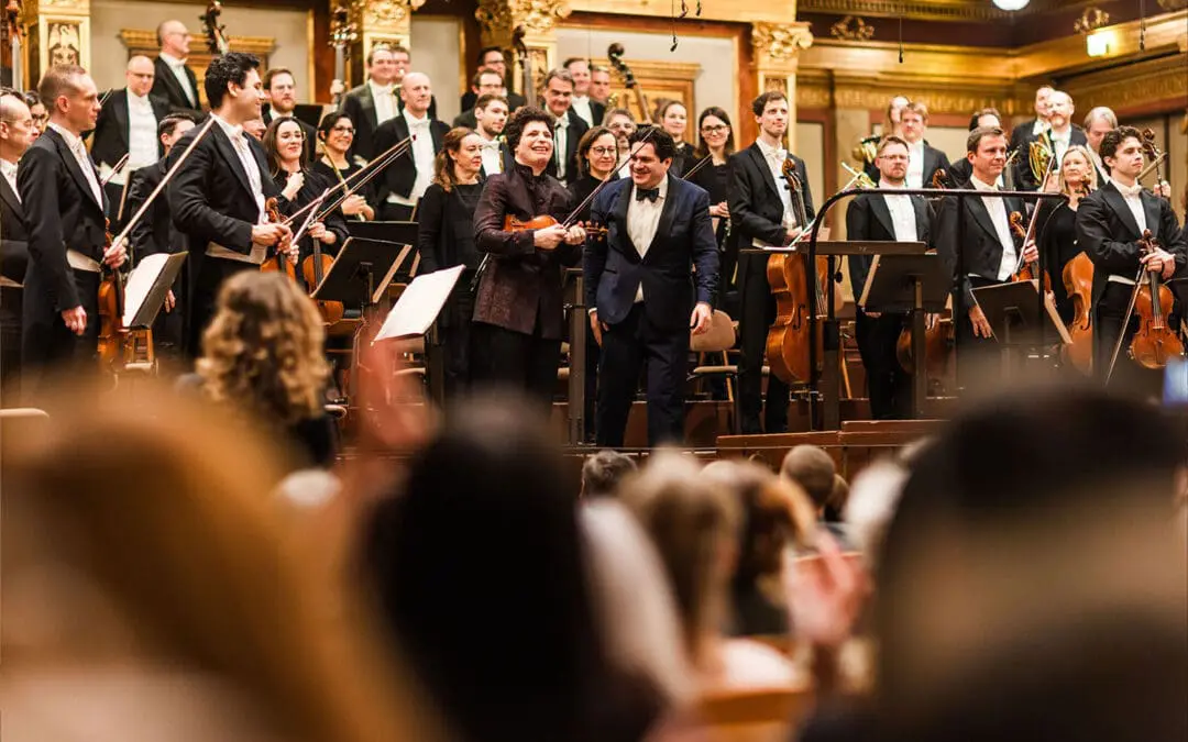Augustin Hadelich, Cristian Măcelaru und die Wiener Symphoniker bei der Verbeugung