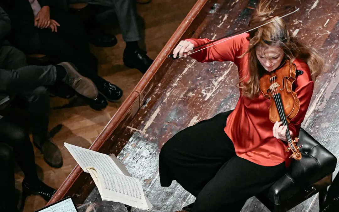 Janine Jansen Violine spielend