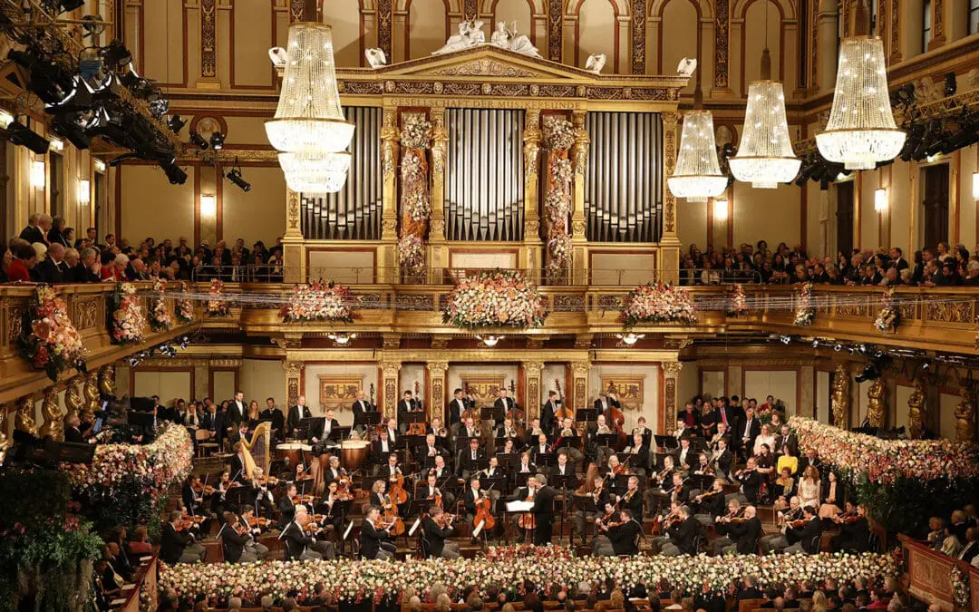 Wiener Philharmoniker unter der Leitung von Riccardo Muti im blumengeschmückten Großen Saal