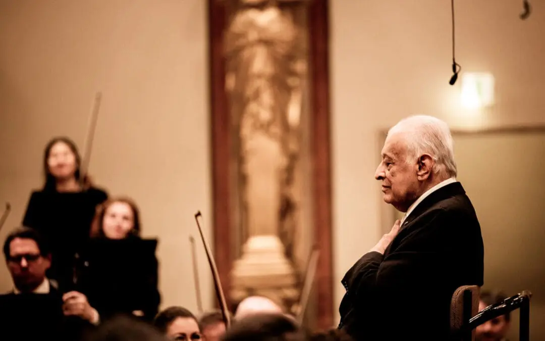 Zubin Mehta blickt auf die Wiener Philharmoniker mit der Hand auf seinem Herzen