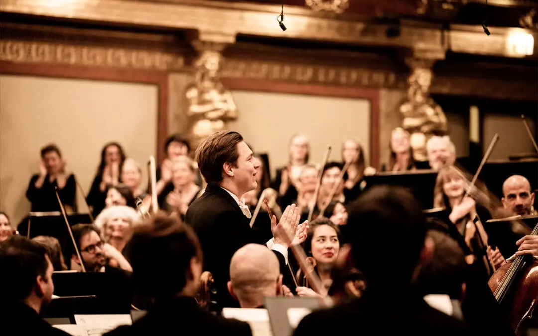 Klaus Mäkelä bedankt sich beim Orchestre de Paris und Wiener Singverein