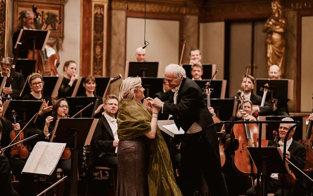Dirigent Adam Fischer bedankt sich nach dem Konzert bei Sängerin Camilla Nylund