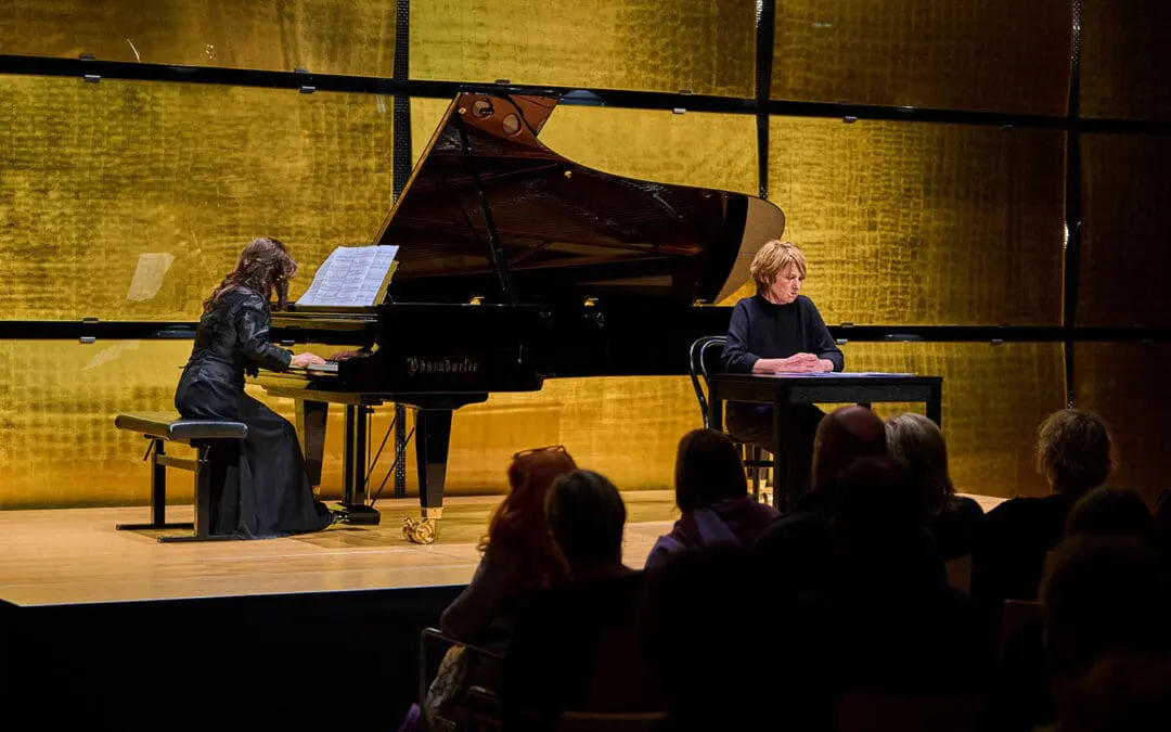 Corinna Harfouch (Lesung) und Hideyo Harada (Klavier) im Gläsernen Saal