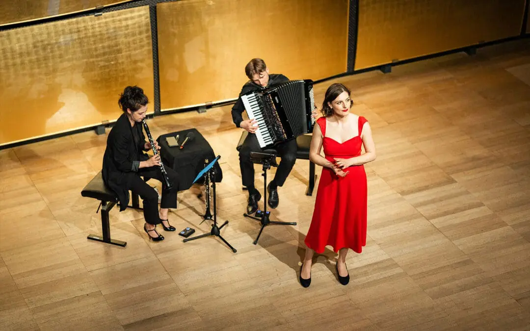 Das Duo Minerva und Mezzosopranistin Helene Feldbauer bei einem emotionalen Auftritt im Rahmen des Festivals „Claras Blumenalbum“