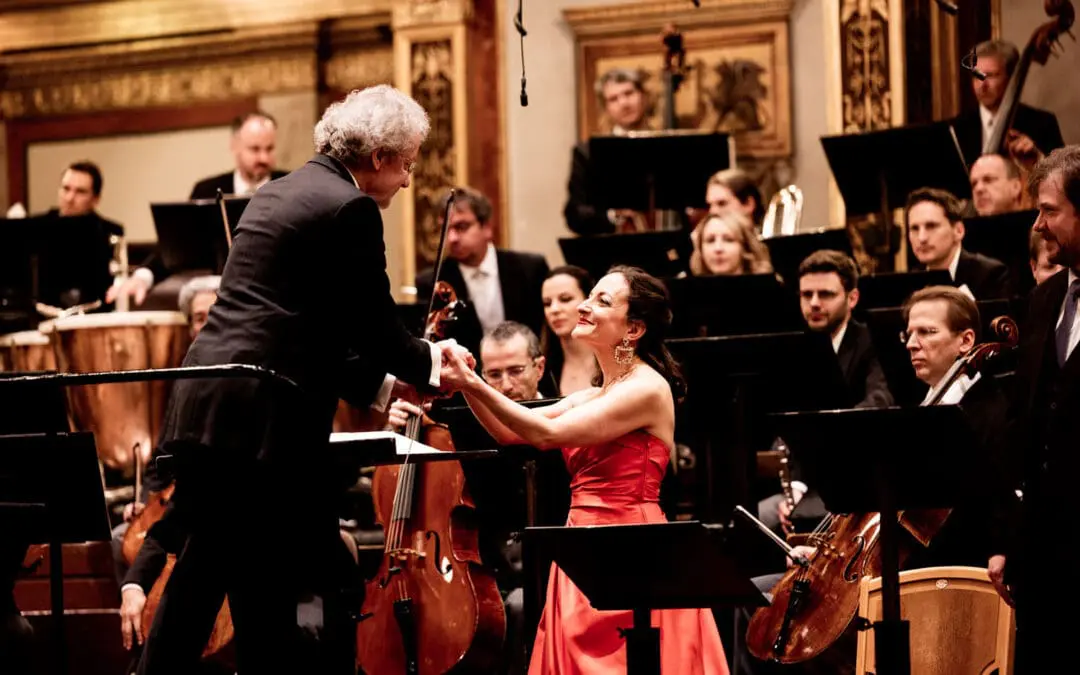 Franz Welser Möst, die Wiener Philharmoniker und Christiane Karg beim Applaus auf der Bühne des Großen Saals