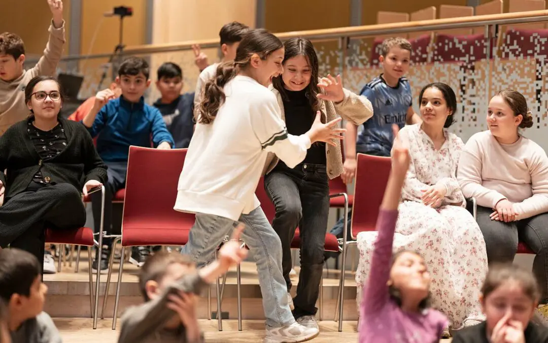 Kinder beim Abschlussprogramm von The Power of Music im Schuljahr 2024/2025