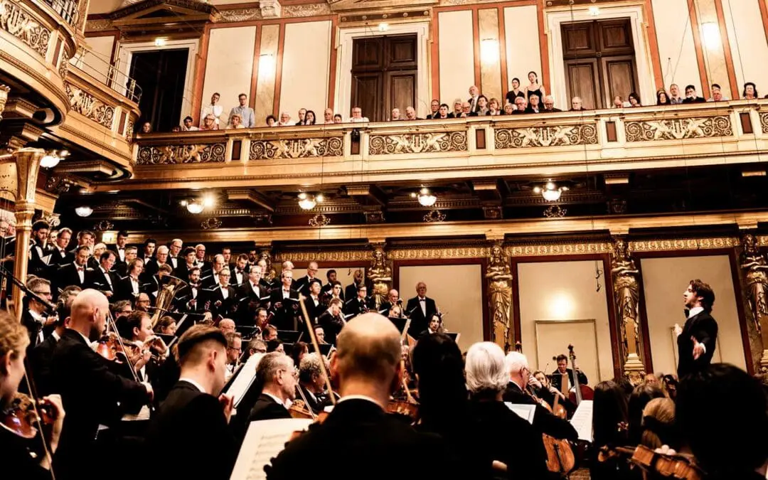 Lorenzo Viotti dirigiert die Wiener Symphoniker, den Wiener Singverein und die Solisten und Solistinnen Christina Gansch (Sopran), Rachael Wilson (Mezzosopran), Andrew Staples (Tenor) und Derek Welton (Bassbariton) im Großen Saal