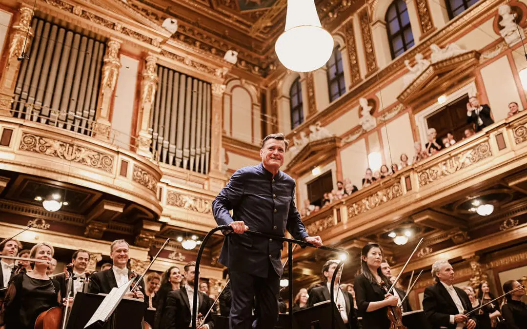 Ein ehrwürdiger Abschluss unserer Spielzeit gestaltete die Staatskapelle Berlin mit zwei großartigen Konzerten unter der Leitung von Christian Thielemann. Auf dem Programm: fein gearbeitete Orchesterlieder von Richard Strauss, gesungen von Erin Morley. Besonders schön – die unerwartete Zugabe von „Nacht“, inspiriert durch Klavierskizzen des Komponisten, sowie Bruckners 6. Symphonie.