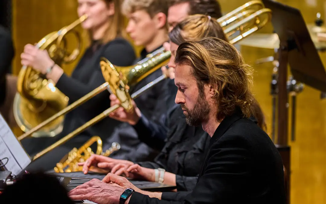 Gabriel Prokofiev und Musikerinnen und Musiker vom Ensemble MUK.Wien.aktuell nach ihrem Konzert im Gläsernen Saal des Wiener Musikvereins