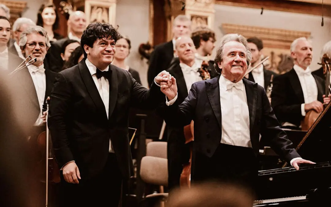 Das Orchestre National de France, Dirigent Cristian Măcelaru und Pianist Rudolf Buchbinder beim Applaus im Großen Saal